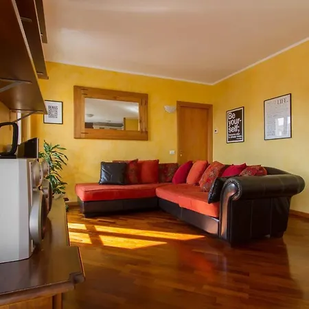Bright House With 2 Bedrooms & A Unique Terrace アパート ベルガモ
