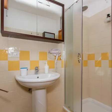 Bright House With 2 Bedrooms & A Unique Terrace شقة